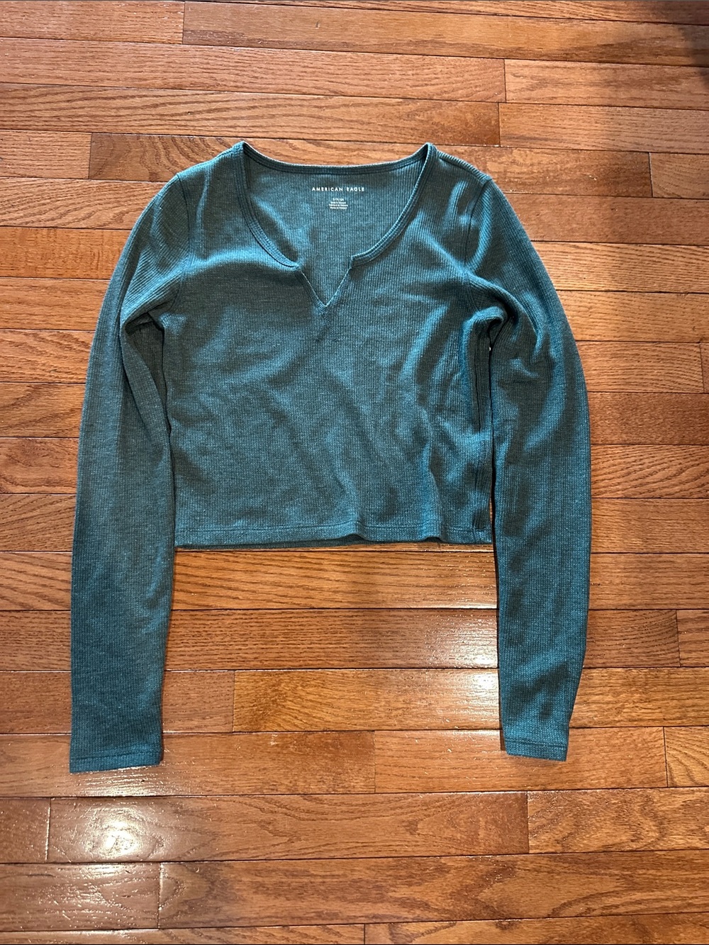 American Eagle Outfitters green Ribbed V-Notch Long-Sleeve Crop Top size small